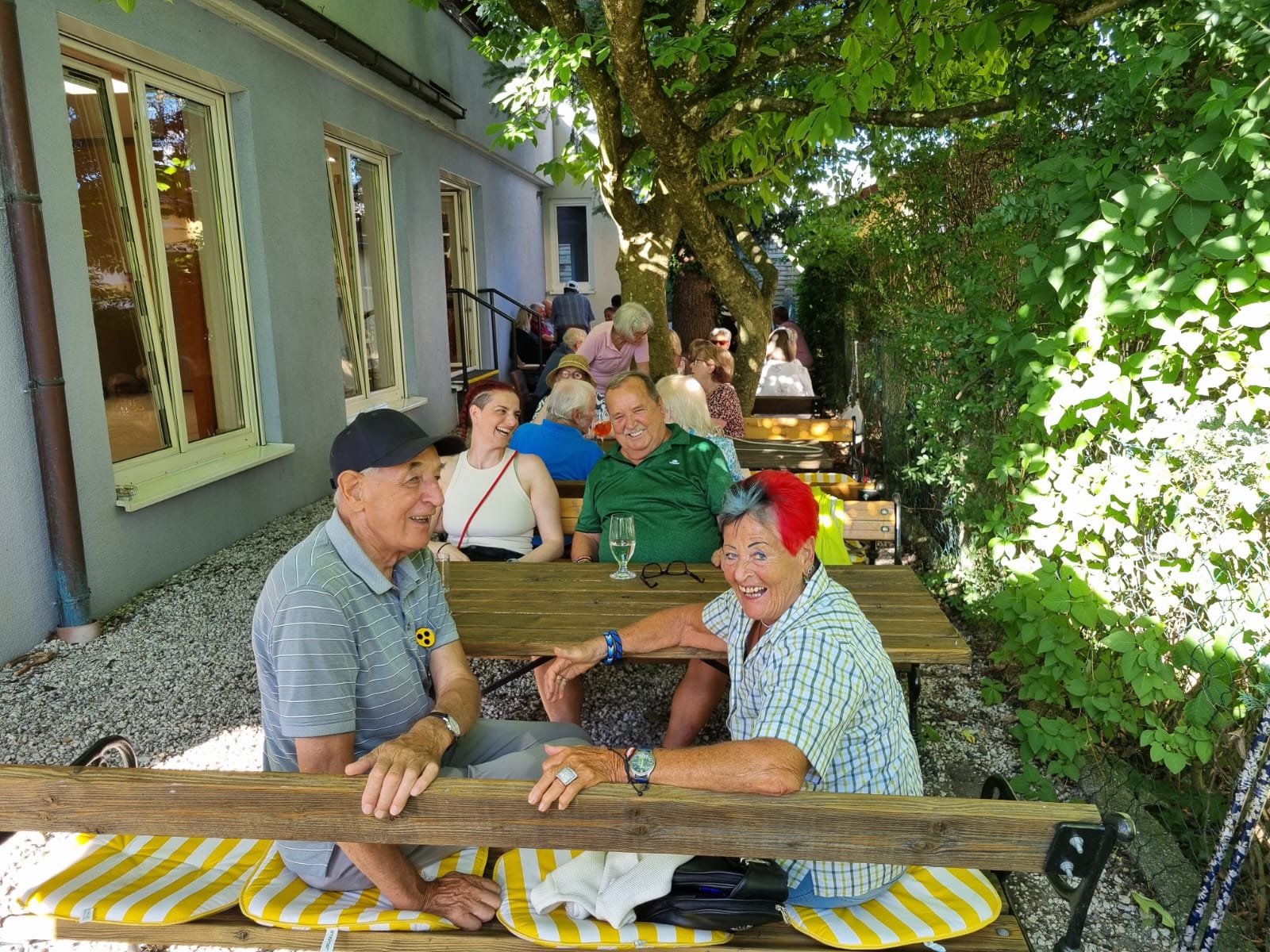 Mitglieder beim Grillfest im BSVS-Vereinsgarten Mitglieder beim Grillfest im BSVS-Vereinsgarten