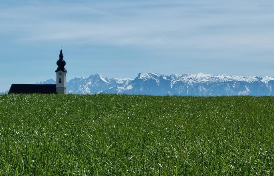 Kirche mit Untersberg und grüner Wiese Kirche mit Untersberg und grüner Wiese