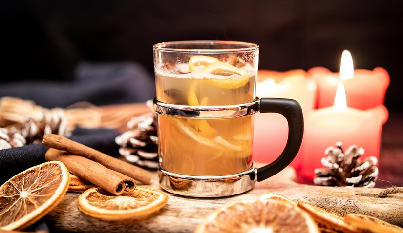 Heißgetränk im weihnachtlichem Ambiente Heißgetränk im weihnachtlichem Ambiente