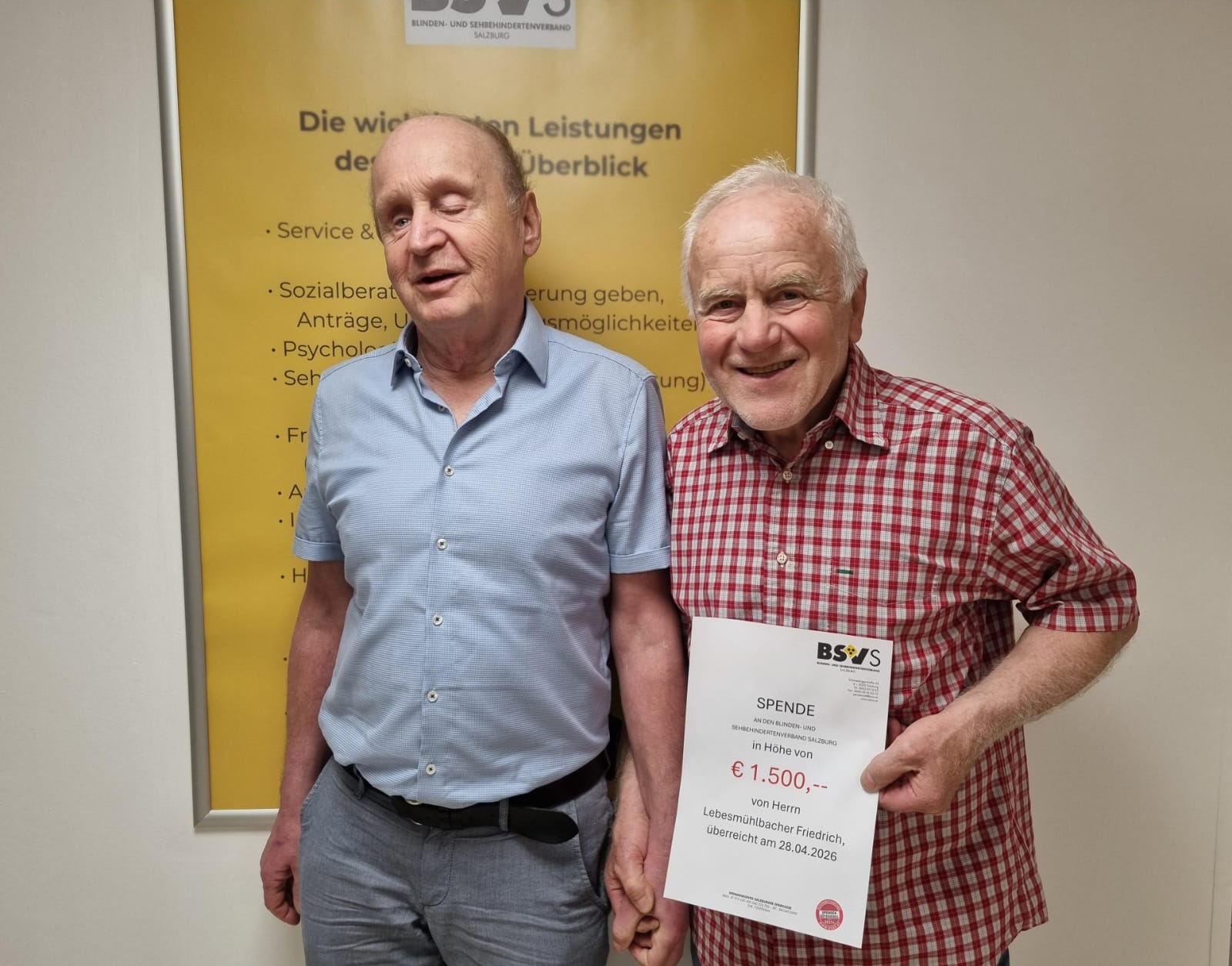 Herr Lebesmühlbacher mit Spendebestätigung neben BSVS-Obmann und Josef Schinwald Herr Lebesmühlbacher mit Spendebestätigung neben BSVS-Obmann und Josef Schinwald