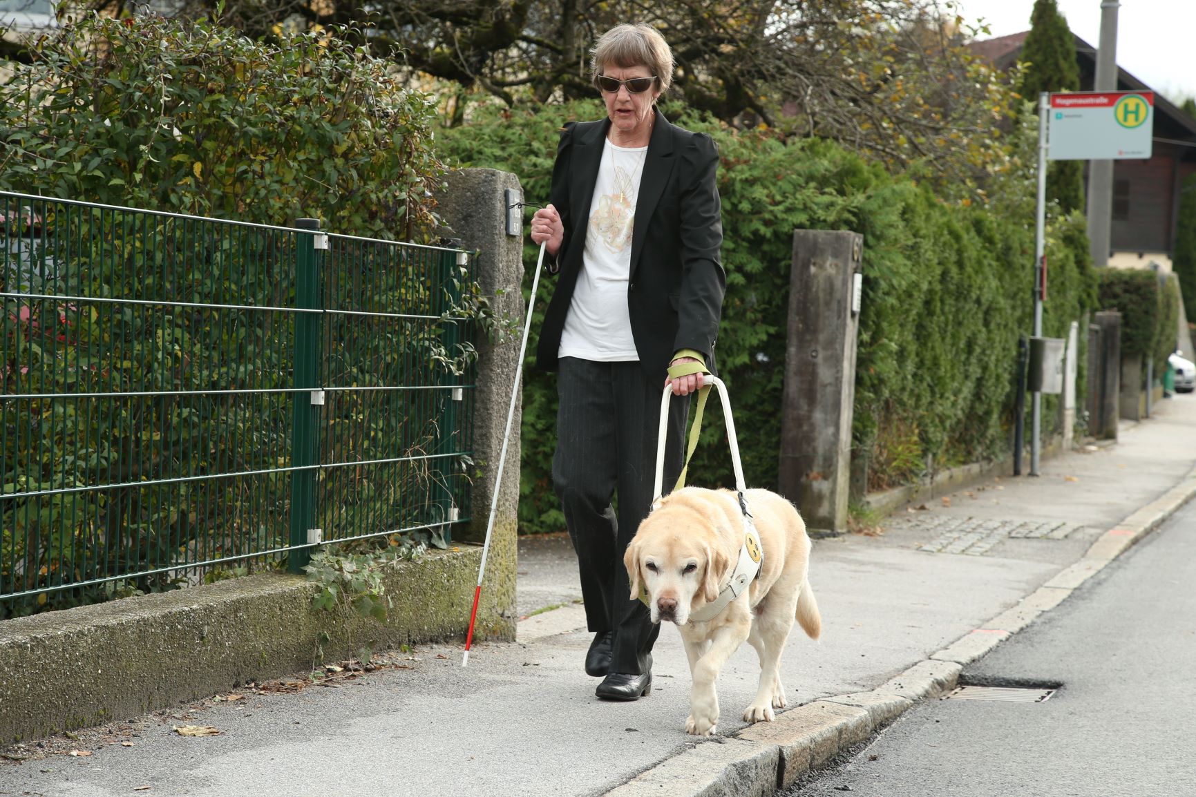 Fr. Heger mit Blindenführhund Ella