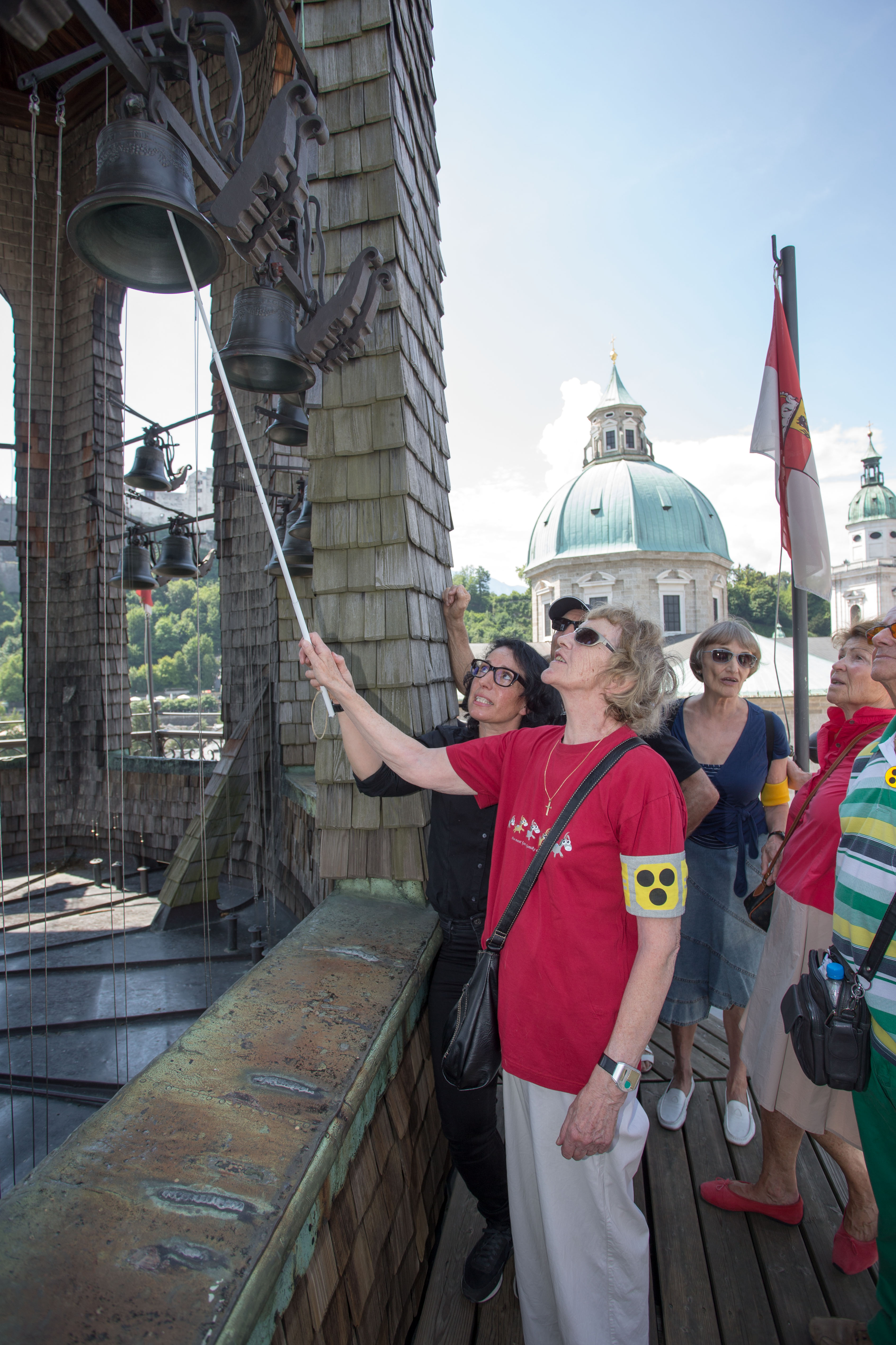 Führung im Glockenspiel Salzburg mit Fr. Heger im Vordergrund