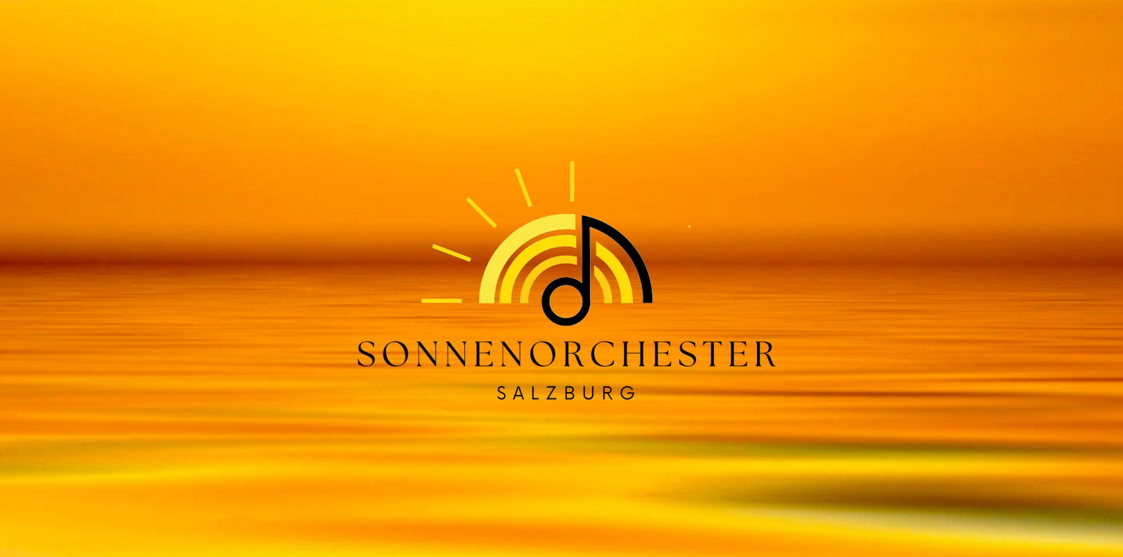 Sonnenorchester-Logo mit Sonne und Notenschlüssel vor warmen Farben Sonnenorchester-Logo mit Sonne und Notenschlüssel vor warmen Farben
